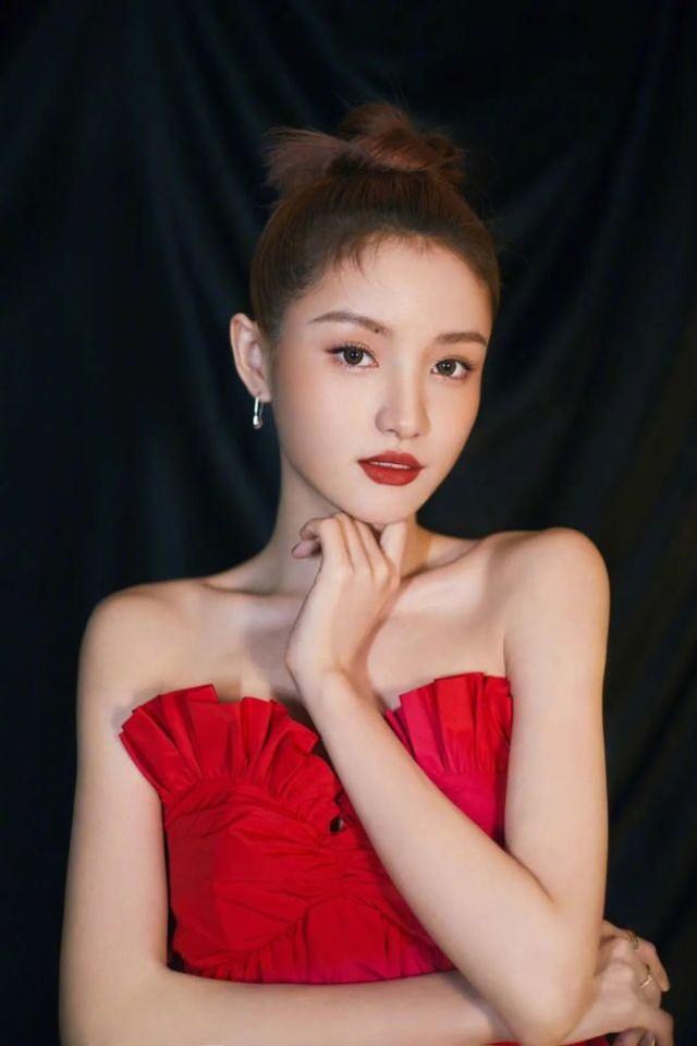 千萬網紅林小宅出街，紅色抹胸裙配襯衫甜美依舊，分手後狀態更好 娛樂八卦吃瓜 第6张