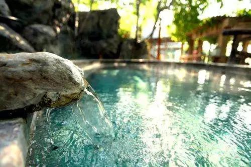 北京最近冬季泡温泉好去处，北京10大温泉度假村等您