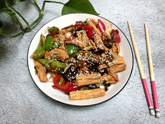 腐竹的泡发方法，泡腐竹的正确方法图解（腐竹切记别用清水泡）