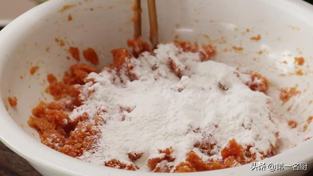 红薯饼的家常做法，做红薯饼的方法简单又好吃（红薯饼怎样做才能软糯可口香甜拉丝）