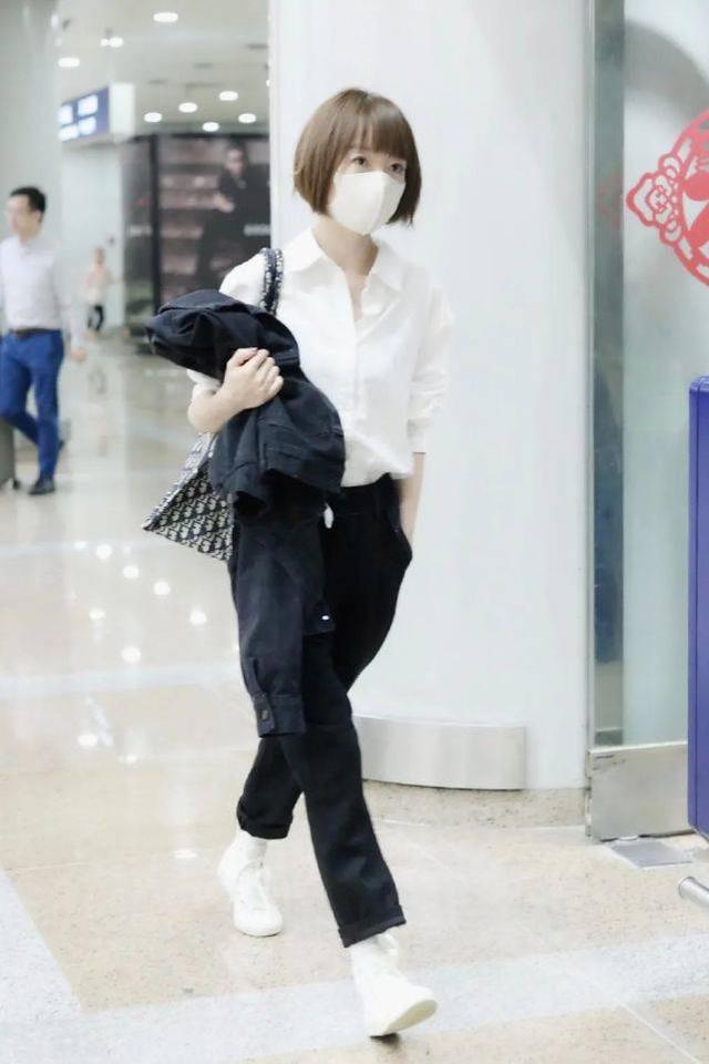 50歲魯豫走機場，穿襯衫配牛仔褲職場范十足，終於不像「紙片人」 娛樂八卦吃瓜 第3张