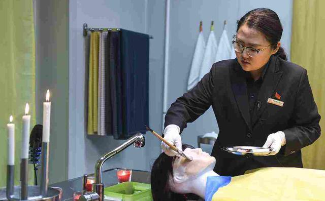 入殓师有什么工资，工作难度比给新娘化妆都要高