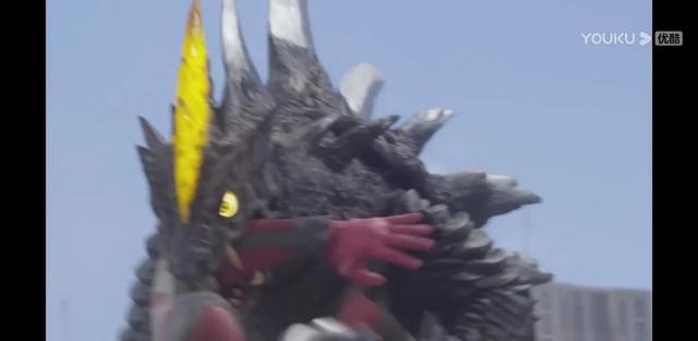 艾克斯奥特曼的人间体第一次变身没想到竟是如此，艾克斯奥特曼头发光