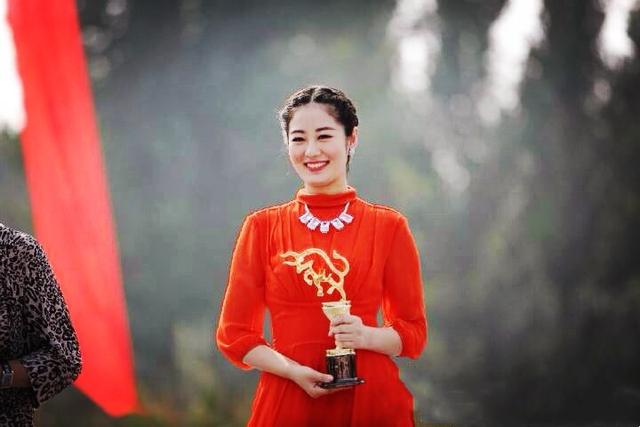 豪門夢碎後，鄉愛王小蒙現身商演，被嘲身材壯實不如伴舞 娛樂八卦吃瓜 第8张
