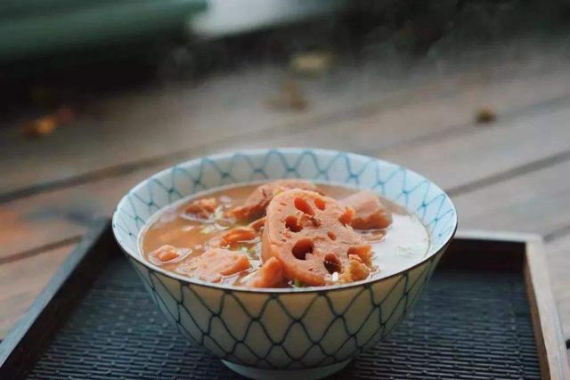 湖北人煨莲藕排骨汤，湖北地方的特色