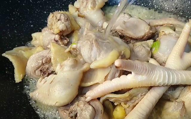 清炖鸡汤放什么材料，清炖鸡汤里面都要放什么（炖鸡汤要牢记“3放3不放”）