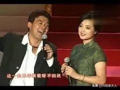 朱时茂春晚最新消息，与旗袍美女饮酒红光满面