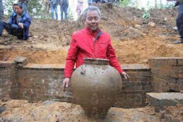 陶瓮，老农挖出一普通陶罐