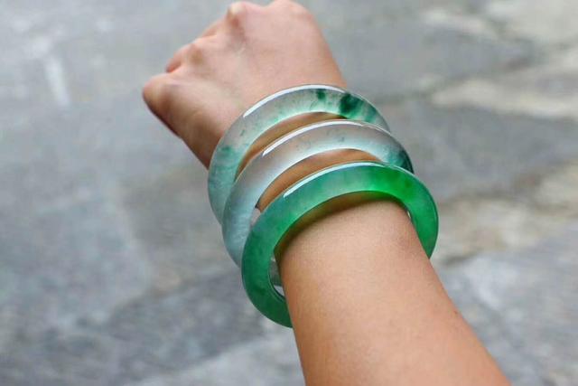 二手翡翠手镯到底能不能戴进去，二手翡翠手镯到底能不能戴