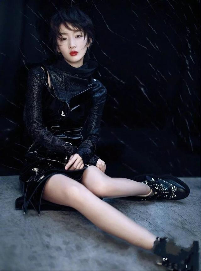 周冬雨减龄前后对比，30岁周冬雨同框35岁赵丽颖输太多