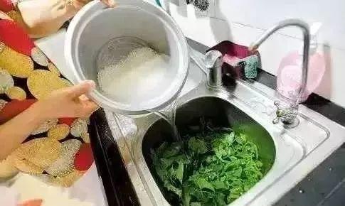 用淘米水洗脸好吗，淘米水洗脸真的会有效果吗（这样洗脸既美容又美白）