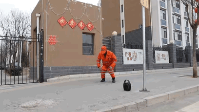 跳机械舞的胖子，900斤胖子跳街舞（卖猪肉小哥暴雨中大跳机械舞）