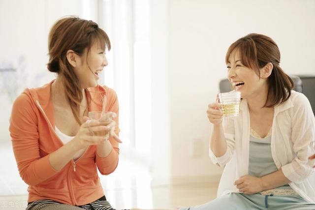 女人出轨闺蜜老公的惨痛代价，我被老公撵出了围城