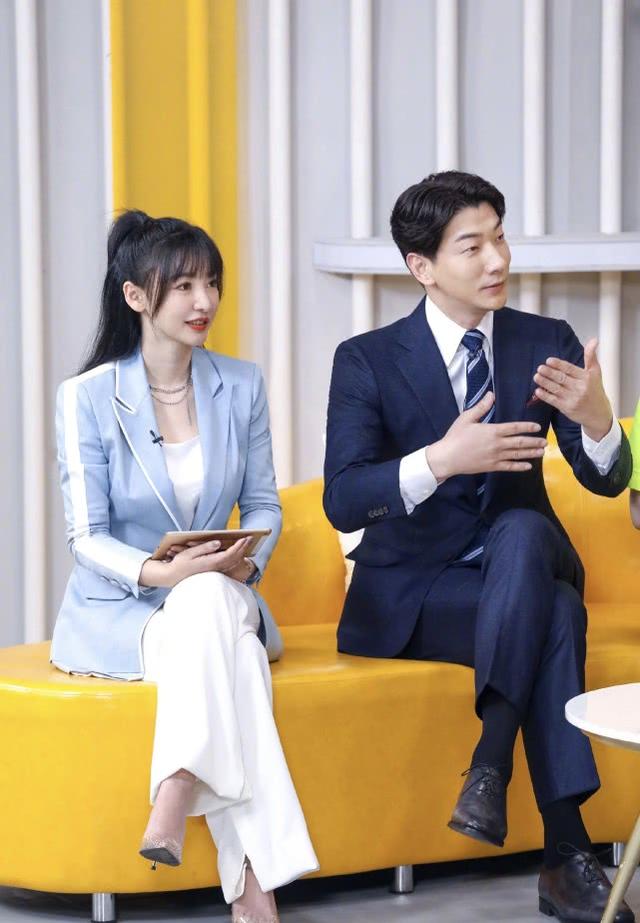 柳岩現身機場，穿背帶褲和路人合影沒包袱，「保守風」更能凸顯美 娛樂八卦吃瓜 第8张
