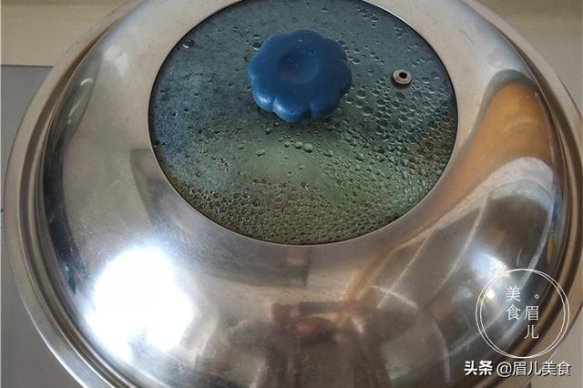 蒸鱼用热水还是冷水，清蒸鱼要开水还是凉水蒸（清蒸鱼冷水还是热水下锅）