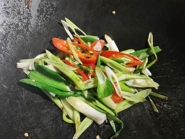 蒜苗炒肉的做法家常菜，家庭蒜苗炒肉的做法（吃一次就让你忘不了的蒜苗炒肉）