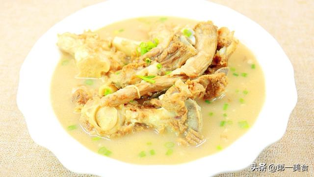 家常炖羊骨头的做法，大厨怎样炖羊骨头汤（千万别直接炖）