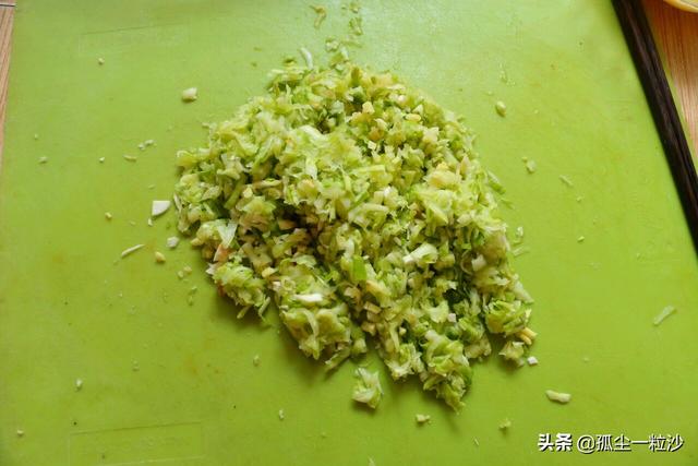 西葫芦鸡蛋饺子，西葫芦鸡蛋饺子的做法大全（2个西葫芦3个鸡蛋）