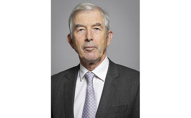 伯爵和侯爵哪个大，英国公爵伯爵侯爵哪个大（深圳警方深挖线索刑拘3人）