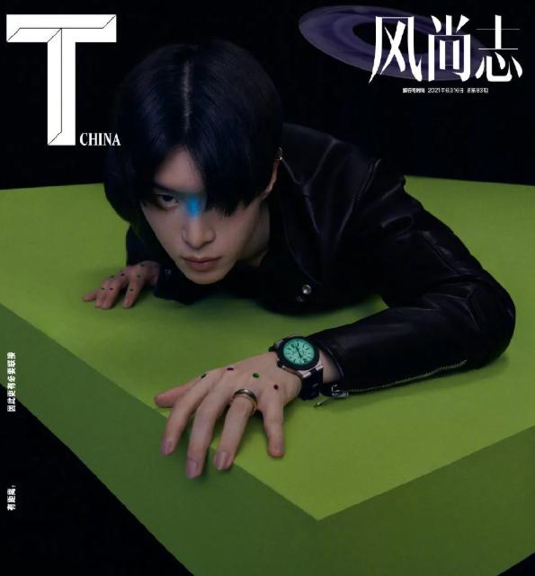 李宇春女装图片，李宇春穿搭卫衣（时尚大片红黑榜）