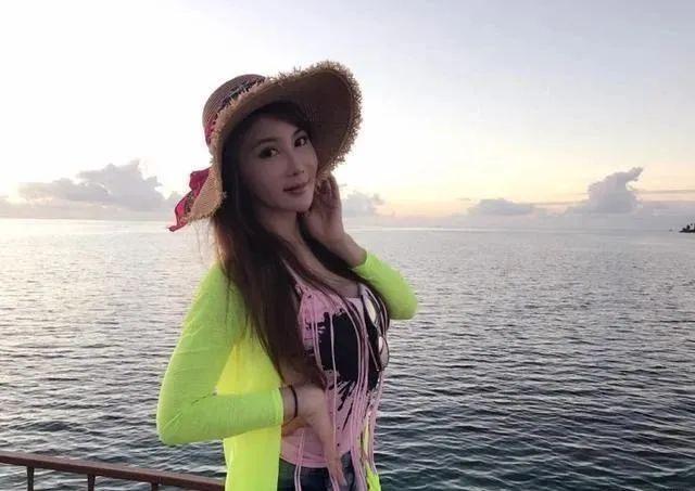 曾是炙手可熱的武打女星，如今52歲細腰，長腿依舊，令人羨慕 街拍正妹 第15张