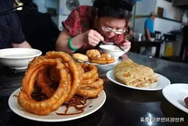 老北京的小吃推荐豆汁，北京的特色小吃