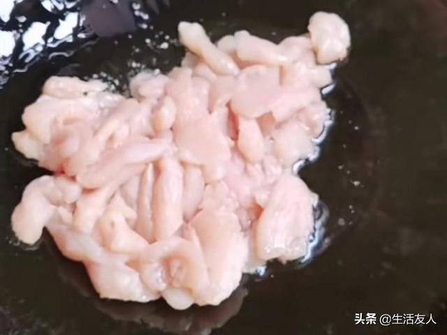 湖南辣椒炒鸡胸肉做法，1块鸡胸肉2个青辣椒