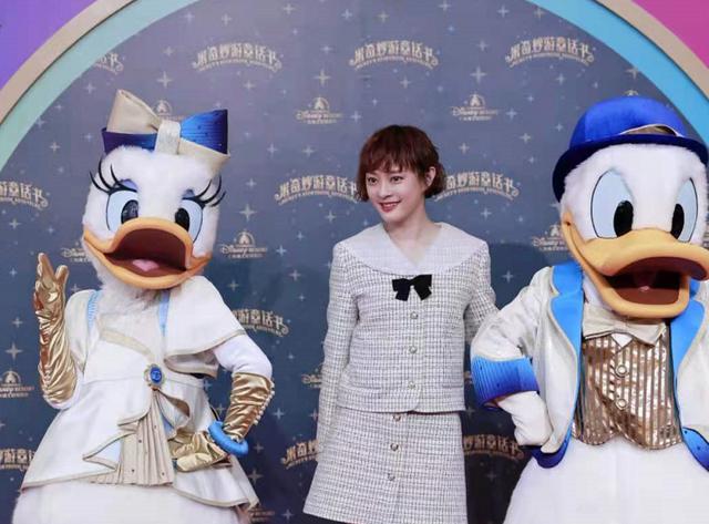 孙俪出席活动近照黑白裙，38岁孙俪扮嫩翻车