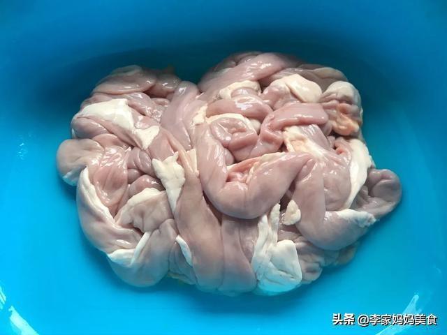 猪小肠怎么洗才干净，处理过的猪小肠怎么洗不臭（清洗猪小肠时，加醋加碱都错了）