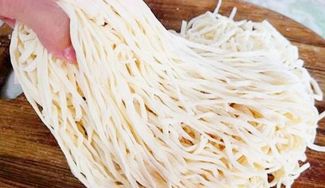 手工擀面条怎么和面才能够更筋道，和面只加水是不对的