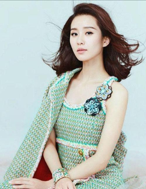 女生超显老脸小的微卷发型，女人40岁以后别留直发了