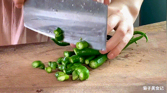 辣椒炒鸡腿肉怎么炒好吃又嫩，教你在家做快手小炒