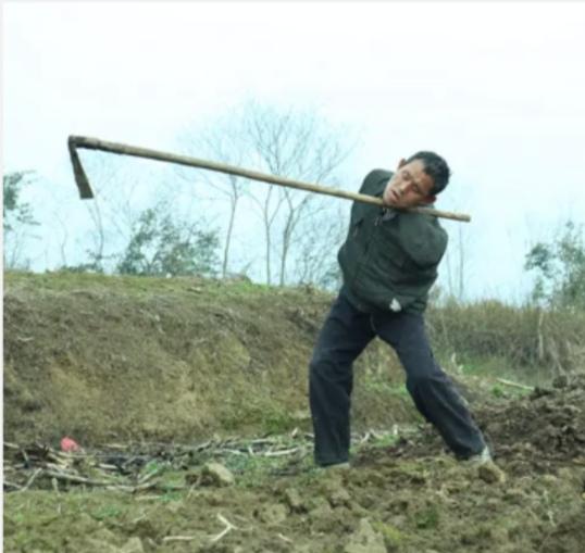陈星银颁奖典礼，含勺喂母感天动地