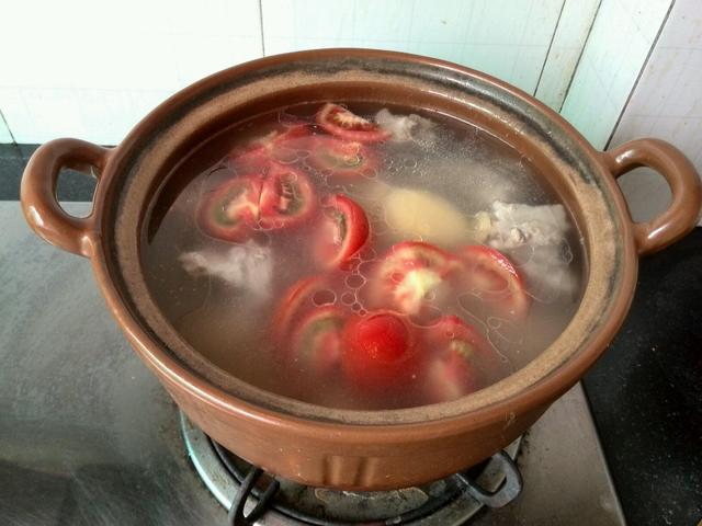 番茄土豆排骨汤，番茄土豆炖排骨汤（土豆蕃茄排骨汤：家常做法）