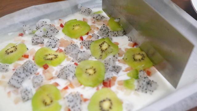 制作超级简单的芒果牛奶冻，牛奶芒果冻的QQ弹弹