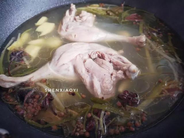 南京盐水鸭怎么吃，正宗南京盐水鸭的吃法（大叔家的南京食谱：盐水鸭腿）