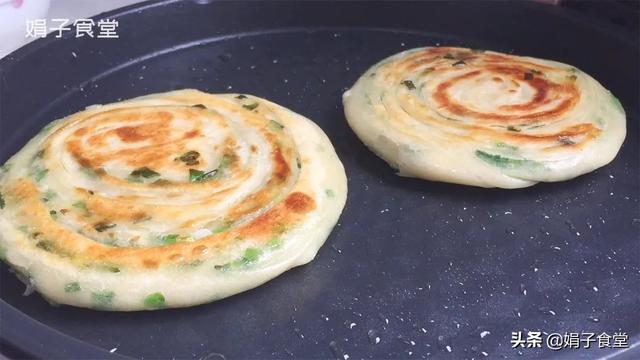 葱油饼的制作方法，如何制作葱油饼又软又好吃（葱油饼最简单的懒人做法）