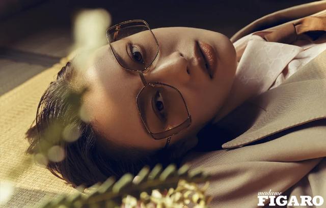 李宇春女装图片，李宇春穿搭卫衣（时尚大片红黑榜）