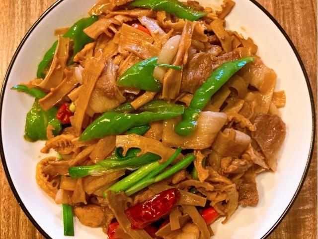 老笋干炒腊肉正宗做法，埋藏在儿时记忆里的那道笋干炒肉