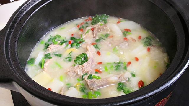 怎样炖羊肉汤好吃，怎样炖羊肉汤好喝还不容易坏（最忌直接下锅炖）