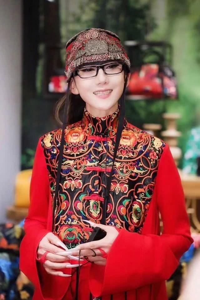 62歲楊麗萍不愧真仙女，各種中國風裙裝引潮流，凍齡美人氣質獨特 娛樂八卦吃瓜 第2张