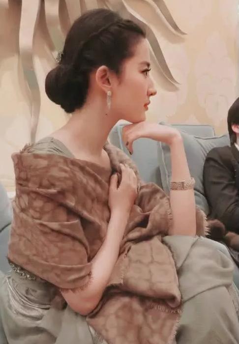 刘亦菲和谁合影都是一脸严肃，刘亦菲与黄晓明罕见合体