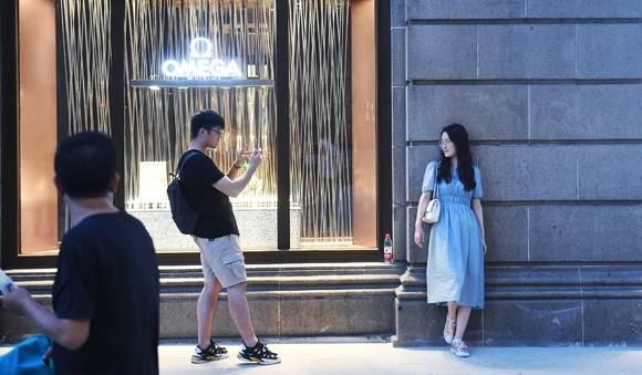 南京上海路步行街夜景，南京路步行街东拓段还未