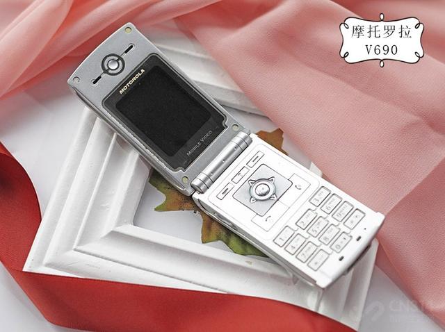 摩托罗拉旋转手机，摩托罗拉v 3翻盖手机（摩托罗拉V系列老机型盘点）