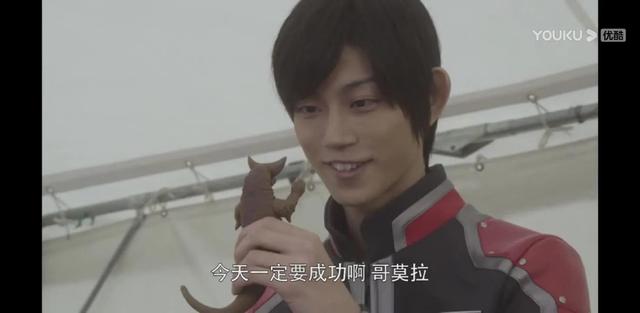 艾克斯奥特曼的人间体第一次变身没想到竟是如此，艾克斯奥特曼头发光