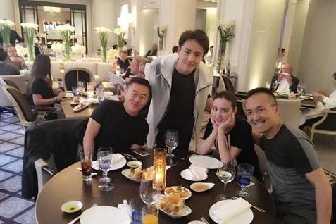 张萌携夫合体真低调，张萌丈夫