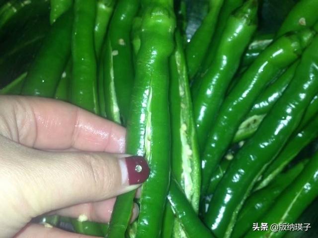 家常辣椒腌制方法两小时就可以吃，妈妈用土方法腌制