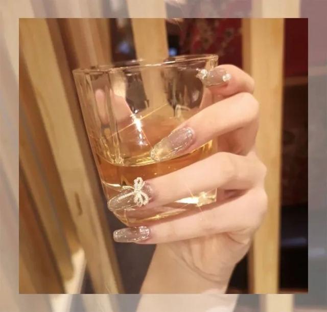 这6款秋日美甲超显白再不做就晚了，巨显白、显气质的秋季美甲