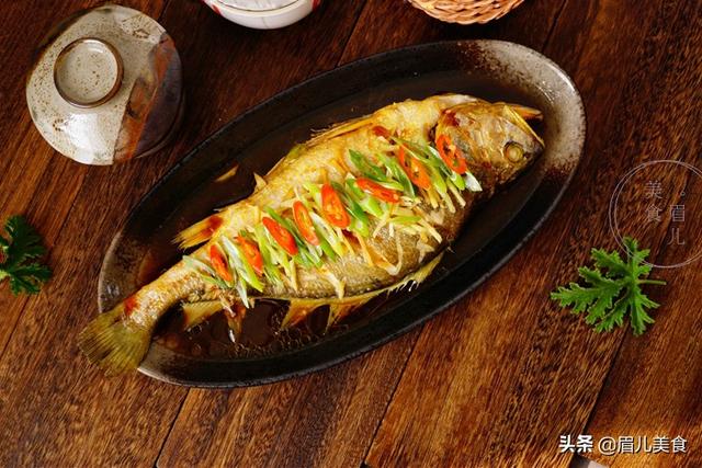 蒸鱼用热水还是冷水，清蒸鱼要开水还是凉水蒸（清蒸鱼冷水还是热水下锅）