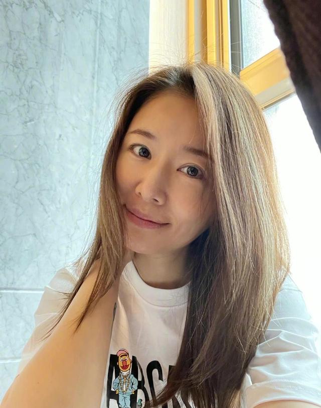 林心如44岁素颜，45岁林心如晒怼脸拍素颜照